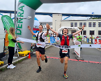 Zieleinlauf der Sieger  Alexander Dautel in 5:44:22,7 Std (LG Nord Berlin Ultrateam) und zeitgleich Lukas Kley (TV Refrath)